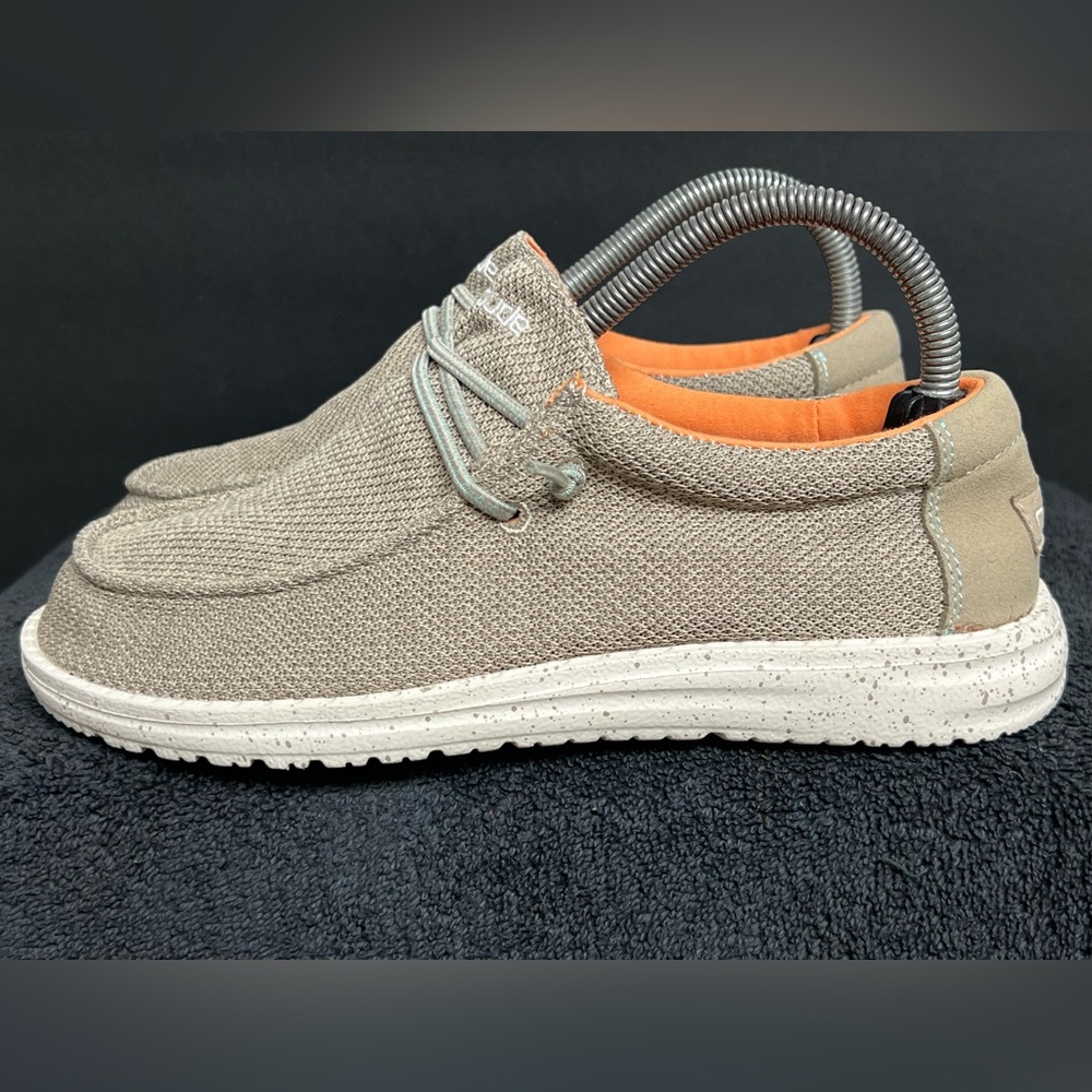 NEW Hey Dude Wally Youth 6 WOMEN’S 7 Sox Skater Shoes Comfortable Loafers